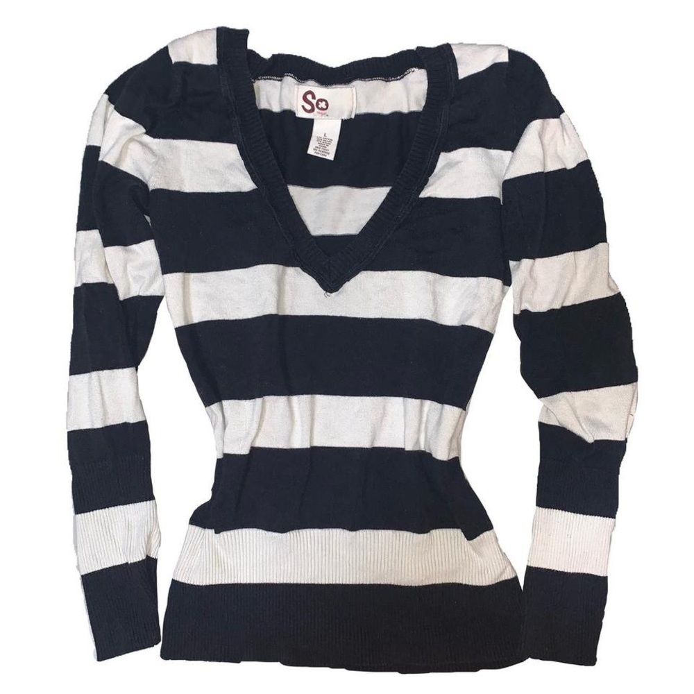 Brand is “So” it says size Large but im a Small and it fits fine! Super soft :3